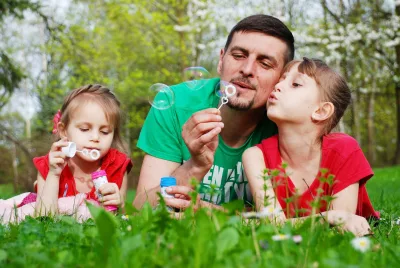 Outside bubbles family dad girls 3369549 1920